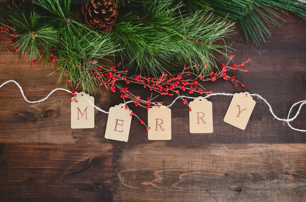 a string of ornaments reads "Merry"